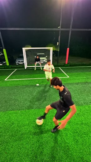 Satish Saroj on Instagram: "Learn this simple and easy nutmeg skill tutorial ⚽🔥 . . #football #soccer #footballskills #reels #tutorial #instagram"