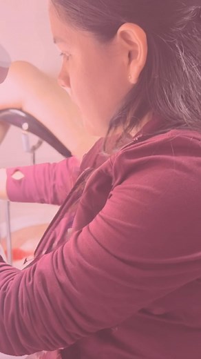 La candidiasis es una infección causada por el crecimiento excesivo del hongo Candida, especialmente Candida albicans. 😰🚨 Los síntomas de la candidiasis pueden variar según la ubicación de la infección, pero comúnmente incluyen picazón, enrojecimiento, secreción blanca y espesa (como queso 🧀 ), irritación, dolor al orinar o durante las relaciones sexuales, y en casos de candidiasis oral, placas blancas en la lengua y la mucosa bucal.😳🦠🆘 Si sospechas que podrías tener candidiasis u otra inf
