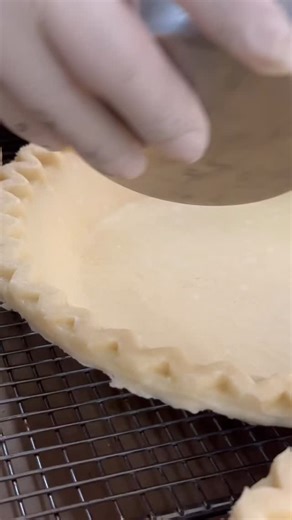 4.4K views · 15K reactions | It’s officially pecan pie season 不✨ #pecanpie #pecans #thanksgiving #thanksgivingdesserts #pie #bakery #baking #asmr #yum | Savannah's Candy Kitchen | Facebook