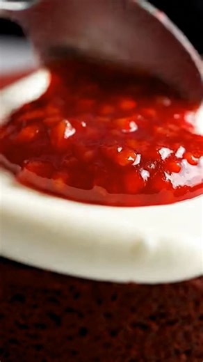 🍓 Strawberry Chocolate Cheesecake Cake | Rich layers with a silky, creamy center Yield: 8–10 slices Ingredients: Chocolate cake: 1½ cups all-purpose flour 1 cup granulated sugar ½ cup cocoa powder 1 tsp baking soda ½ tsp salt 1 cup buttermilk ½ cup vegetable oil 2 large eggs 1 tsp vanilla extract Cheesecake layer: 16 oz cream cheese, softened ½ cup granulated sugar 2 large eggs 1 tsp vanilla extract Strawberry topping: 1½ cups strawberry pie filling or thick strawberry sauce Optional garnish: F