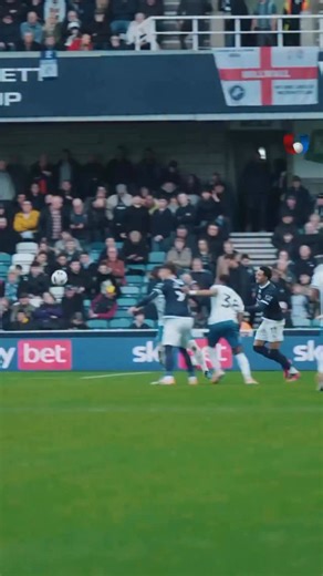 ¡GOL PARAGUAYO EN INGLATERRA! 🇵🇾 Gustavo Caballero se destapó y anotó su primer gol en el fútbol inglés en la victoria por 3-1 del Portsmouth sobre el Millwall. Fue el segundo triunfo consecutivo de su equipo, que actualmente se ubica en el puesto 19 de la tabla y se mantiene fuera de la zona de descenso. #UnicanalDeportes | Unicanal