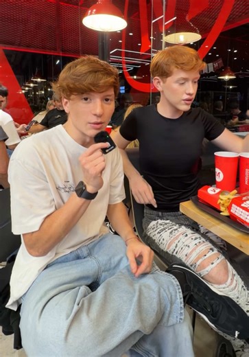 Fuimos con mi gemela a la nueva inauguración de @Mostaza en Funes y claramente no podíamos pedir normal. Así que dejamos que el cajero decida TODO nuestro menú y estuvo todo 10/10. Realmente recomiendo perritas