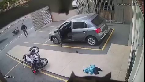 🇧🇷📍 This reportedly happened in São Paulo, where a driver in the upscale Brooklin district thwarted an attempted armed robbery by motorbike assailants, opening fire in self-defence.