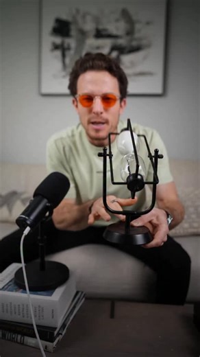 Patricio Ochoa on Instagram: "¿Te despiertas, dices “solo 5 minutos más” y de pronto estás en un sueño ultra vívido lleno de escenas locas y creativas? Eso tiene nombre: REM rebound. Cuando te despiertas brevemente y te vuelves a dormir, tu cerebro tiende a entrar rápido y con más intensidad a la fase REM, donde los sueños son más vívidos, emocionales y llenos de asociaciones inesperadas. Esta fase no sólo procesa emociones y recuerdos, sino que también activa redes cerebrales vinculadas a la cr