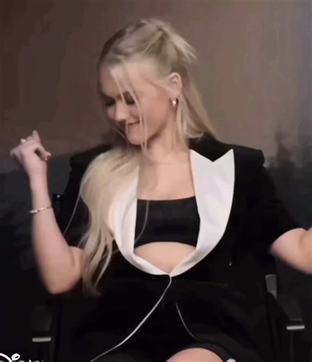 ─୨ৎ─ 𝘍𝘙𝘌𝘠𝘈 | i love this song so bad | @Freya Skye @Freya Skye HQ #freyaskye #fyp #zombies4 #getthisviral #foryoupage