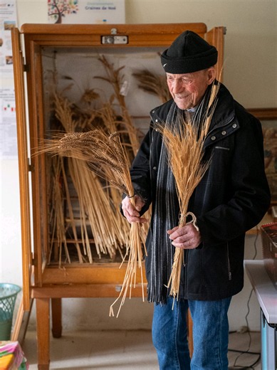 “Je n’avais jamais compris que mon métier, c’était pour nourrir les hommes.” Bernard était exploitant agricole. Il a vécu la révolution verte. Après la guerre, il a vu l’arrivée des tracteurs qui ont révolutionné la façon de travailler dans les champs. À l’école, il a appris à utiliser les engrais, les pesticides. Jusqu’à ce qu’un jour, sa pratique le questionne. À 93 ans, Bernard nous a confié son parcours : la trajectoire qu’il a prise, grâce à sa femme, la reconversion de sa ferme en bio et c