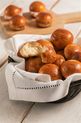 Soffici, delicati e dal profumo irresistibile...😋 Con questi paninetti al latte la merenda è assicurata❤ Trovate il testo ricetta qui 👉 https://ricette.giallozafferano.it/Panini-al-latte.html | Giallozafferano