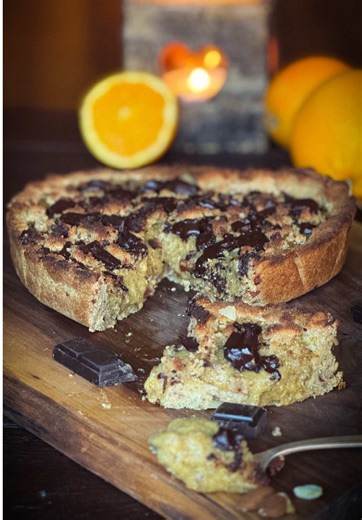 TORTA SBRICIOLATA SPEZIATA CIOCCOLATO E ARANCE 👉🏽 ricetta vegan 🌿 ❌ senza glutine ❌ senza zucchero Il profumo che invade la cucina mentre la torta cuoce in forno è quello che sa di casa,di coccola,di comfort 🍊 Arance,spezie avvolgenti,cannella.Il tocco agrumato che si mescola al cioccolato fondente e quel cioccolato intenso che si scioglie lentamente. Una torta che crea atmosfera e trasforma un pomeriggio qualunque in un momento di puro comfort 🤎 INGREDIENTI Per la frolla sbriciolata: 220 g