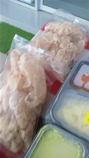 Salam semua👋👋👋 Harini kedai buka seperti biasa tau..bermula 7am hingga 10pm..makanan breakfast ni banyak, nanti ada round untuk lunch food pulak😱😱...jangan risau, kami sediakan microwave supaya korang dapat makan panas ii..jadi jangan lupa singgah tau🤗🤗🤗 #desert #foodie #kedaivendorkotasas #cafeviral