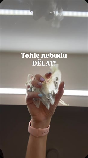 Barbora Parimuchová | ruční výroba z pryskyřice on Instagram: "Klíčenky s květy? Nikdy!💪🏻 Na začátku mi přišlo, že když budu dělat výrobky s květy, že se neodliším. Že zapadnu mezi moji úspěšnější/zkušenější konkurenci. Ale nakonec to šlo. Vznikaly další a dalsí klíčenky. A já to pochopila: Květy jsou super a mě vlastně moc baví🎉😚 A co vy? Kytky nebo třpytky?🤔"