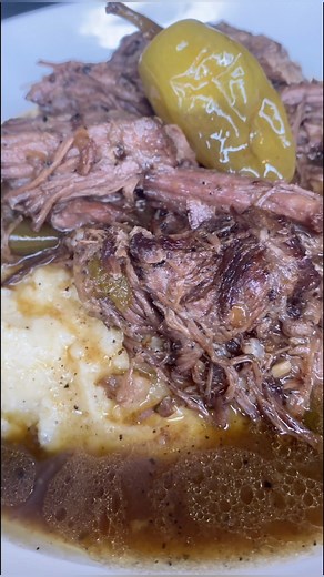 Kiana Gray on Instagram: "It’s that time of the year again! 🍂🍁 3 lb beef chuck roast 2 tsp Montreal steak seasoning 1 tsp Onion powder 1 tsp Garlic powder 1 tsp black pepper 1/2 stick of butter 1 ranch packet 1 packet au jus gravy 8 pepperoncini peppers + 1/3 cup of juice 1 tbsp better than bouillon beef base 4 cloves of garlic 1 medium onion 1 bell pepper 3 cups of water Cook on low for 8 hours #potroast #roast #roastbeef #chuckroast #mississippipotroast #mashedpotatoes #easyrecipes #easymeal