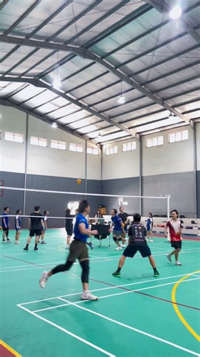 Jumping works Volleyball on Instagram: "[ Next CLASS ] : Minggu, 9 November 2025 Lets goo guys 🔥 *JUMPINGWORKS VOLLEYBALL DRILL ( DIG PRO + SET )* Uda pernah merasakan latihan defense based on Japan 🇯🇵 fundamental ? • Def technique • defense mekanism yang benar • Def Platform Volleyball • Dig & Create Angle for defense • Setter mindset • ⁠Set mekanism Lets Improve your game to the next level ! *Sesi 1 ( 12.00 - 14.00 )* Full 🙏 *Sesi 2 ( 14.00 - 16.00 )* Full 