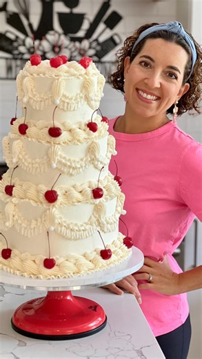 🫡 #5 is the hardest to implement- do you agree, bakers?! Actually, most of these tips came from trial and error, because trying & failing is the best way to learn! My favorite SMBC recipe & tutorials are up on my subscription channel but regardless of which bc you use, it MUST be silky & creamy. You can achieve this by really beating the butter, tempering for 10-15 seconds, or mixing on low for 20 mins. Shown here is my FAVORITE EVER smoother (and trust me I’ve tried a bunch!) by @estercakesoff