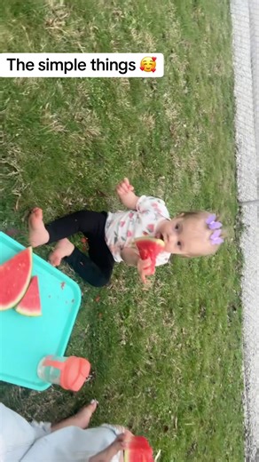 Toes in the grass, a yummy snack, & fresh air 🥳👏🏼 #mommyandme #relatablemom #outdoorliving #spring