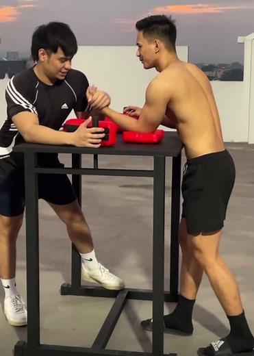 Professional Arm Wrestling Table,Competition Training Arm Wrestling Battle Table Gym Fitness Body Arm Wrestling Equipment with Pads Arm-wrestling is a very popular sport. With the popularity of arm wrestling worldwide, more and more formal competitive matches are being organized. So it is very important to have a professional arm wrestling battle table. This standard arm wrestling table of ours is made of iron and the tabletop has high elasticity soft elbow pads and winning pads, which will prot