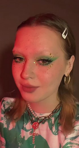 Create Stunning Makeup Looks with Gold Apple Song