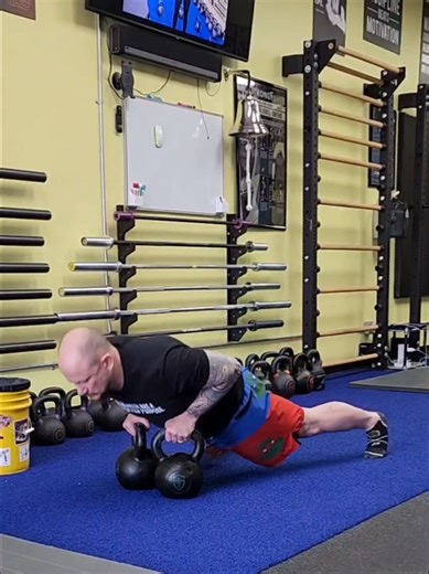 The Iron Monkey Beast & Bells is a fun complex and as a progressive program -it can yield some really impressive results. My first version is published and free to do on the @strongfirst training app. Download the app and lmk what you think. I have since written a few variations. One where the focus is on Push-ups and squats instead of cleans and squats, another with alternating focus on push-ups and cleans, and one where you finish the day with 5-6 sets of deadlifts, lol! All got great results 