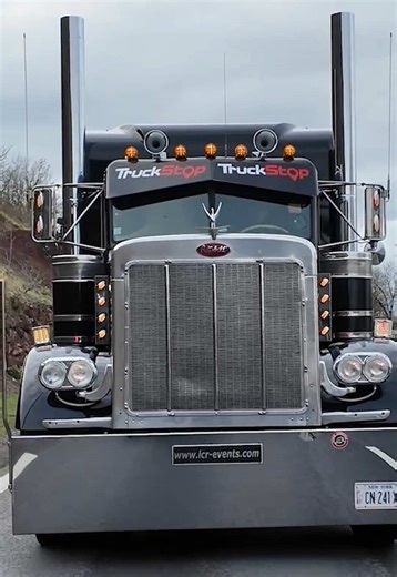 Au volant du Peterbilt 379, c’est du pur plaisir mais ça ne s’improvise pas. Un camion brut, exigeant, où chaque geste compte. Ici, l’expérience fait toute la différence. 💬 Tu te verrais le prendre en main ou trop old school pour toi ? 👇 🎥 Vidéo déjà disponible sur la chaine Youtube et l'application TruckStop 👉 Abonne-toi pour ne rien manquer #TruckStop #Peterbilt379 #KenworthT680