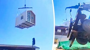 Kran kippt um: Fertighaus kracht auf Wohnhaus