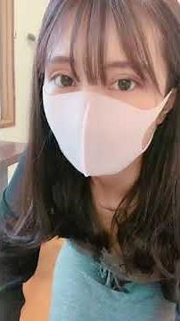 美人さんが前かがみで胸の谷間＆胸チラ？