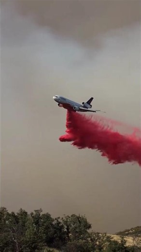 Massive DC-10 Air Tanker Drops Fire Retardant to Fight Wildfire! ✈️🔥