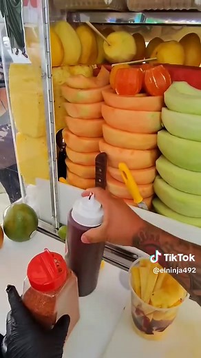 Cómo preparar vaso de fruta con mango, piña, coco y chamoy