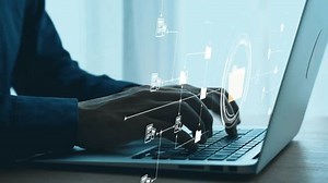 効率的な作業プロセスのためにオンラインドキュメントフォルダを管理するビジネスパーソン。重要なオンライン文書すべてに安全かつ迅速にアクセスできます。UUID