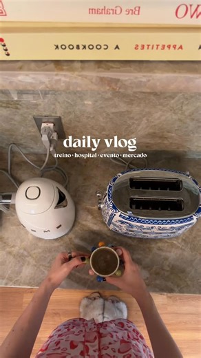 Amanda Ferrari on Instagram: "Daily vlog 🏥🩺🧑🏼‍⚕️💪🏻🏋🏻‍♀️🛒🧀🍷 Tem sempre um filtro solar @mantecorpskincare para me acompanhar nos diferentes momentos do dia, a marca mais prescrita por dermatologistas no Brasil! Episol Color Stick - cor clara Episol Color Base - tom 1 Episol Color Pó - tom 2 conteúdo patrocinado"
