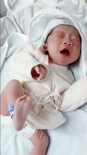 This newborn keeps kicking its legs, it's so cute