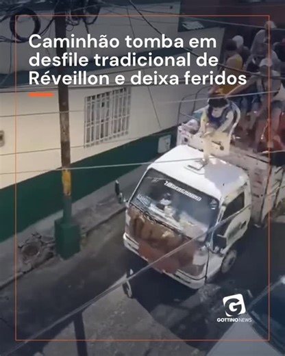Reinaldo Gottino on Instagram: "Durante as festividades de réveillon, um caminhão de carga tombou no meio de uma caravana festiva, que fazia parte das celebrações com desfiles e participação de vários veículos. ￼O acidente aconteceu enquanto o caminhão trafegava junto a outros veículos que participavam do percurso organizado para celebrar a virada do ano em Tolima na Colômbia. ￼De acordo com imagens e relatos compartilhados nas redes sociais, o tombamento do caminhão deixou vários feridos, inclu
