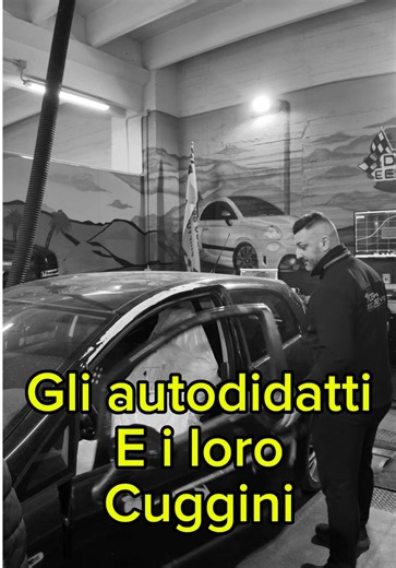 🚨 Preparazioni livello… cortile A volte arrivano auto che ti fanno capire una cosa molto semplice… Nel tuning c’è differenza tra: 📚 chi studia, misura e prova e 🪛 chi guarda un tutorial alle 2 di notte e il giorno dopo smonta tutto. Apri la porta per andare ad aprire il cofano… e la porta decide di seguire la sua strada. Poi guardi dentro il cofano e trovi pezzi ovunque, tubi montati a fantasia e modifiche fatte con la tecnica del: “Secondo me così va meglio.” Questa Punto però merita un epis