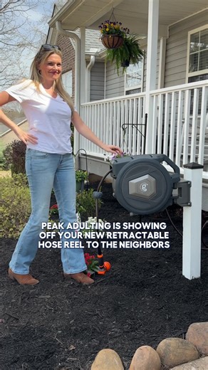 Giraffe Retractable Hose Reel - Neighborhood Favorite