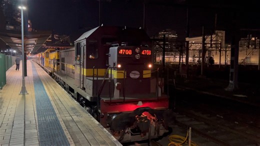 NSW 47级+421级内燃机车牵引古董豪华客车出悉尼中央车站！