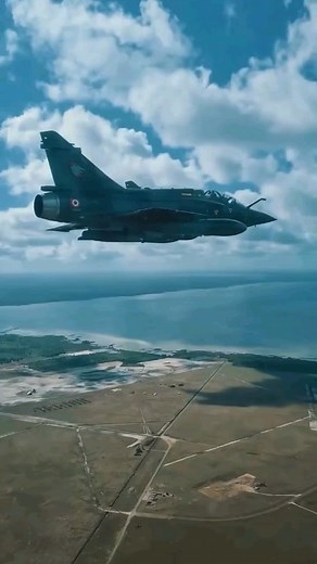 @armeedelair mirage-2000 breaking formation here for RTB. Fact check: 1. **Break Turn:** Mirage 2000 pilots often use a break turn for formation breaks when returning to base. In this maneuver, each aircraft in the formation executes a sharp turn in a different direction simultaneously. This sudden change in direction helps the aircraft quickly disperse and create space between them, facilitating individual approaches for landing. 2. **Distance and Timing:** The success of a formation break reli