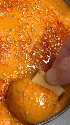 HUMMUS de GARBANZOS CASERO, receta fresquita, te van a sorprender por lo fácil y deliciosa que es 😋😍 ✅ ENLACE A LA RECETA DETALLADA: https://youtu.be/NnHPm9zPKSU 😀 INGREDIENTES HUMMUS TRADICIONAL: - 400 gr de garbanzos cocidos - 1 cucharadita de pimentón dulce - 1 cucharadita de cominos - 30 ml de zumo de un limón (2 cucharadas aprox.) - 1 diente de ajo (opcional) - 70 ml de aceite de oliva - 70 ml de agua - 2 cucharadas de salsa Tahini - sal - para decorar: pimentón dulce o picante, aceite d