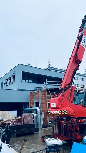 Budowa nowej części hotelu to coś więcej niż stawianie ścian. To dziesiątki decyzji, setki detali i… naprawdę sporo formalności. Poza estetyką i funkcjonalnością musimy spełnić wymagania wielu instytucji: od sanepidu, przez straż pożarną, po nadzór budowlany i BHP. Każdy etap jest szczegółowo sprawdzany. Wszystko po to, by przyszła przestrzeń była bezpieczna, komfortowa i gotowa na Wasze potrzeby. To długi proces, ale robimy go z myślą o tym, byście czuli się tu swobodnie, wygodnie i po prostu… 