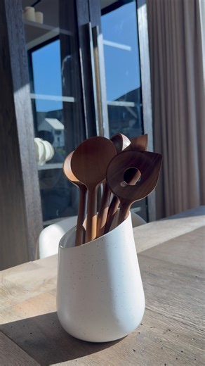 Rue | Home Decor | Lifestyle on Instagram: "Write Kitchen For these kitchen must haves 🥰 - Ice cream maker - so simply to use.. Whip up a delicious treat in under 30 minutes! - Wooden utensils - come with container 🤎 - The most esthetic kitchen knives … they come with a stunning scissors 🤍 - popcorn maker - makes popcorn in seconds! ☺️ - Touch-less paper towel dispenser… it’s super easy to install, keeps your paper towel dust free, and is portable. It can be battery powered or with a power ad
