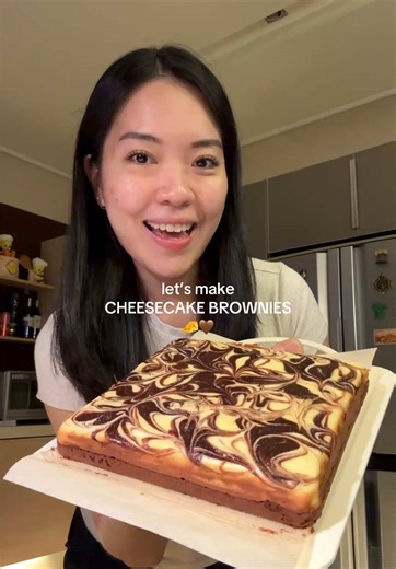 Let’s make Cheesecake Brownies 🧀🤎 Adonan Brownies: 150 gr tepung protein sedang 35 gr cocoa powder 3 gr garam 115 gr unsalted butter (lelehkan) 250 gr gula pasir 3 butir telur Adonan Cheesecake: 225 gr cream cheese 50 gr gula pasir 1/2 sdt vanilla extract 1 butir telur ukuran besar Loyang ukuran 20x20 cm Panggang pada suhu 170°C 30-35 menit