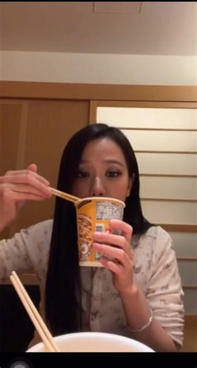 Jisoo's First Livestream Experience on Her App