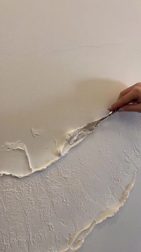 The most satisfying part of the process… Applying the paste! One of my most asked questions is how I make the perfect paste to create textures like these. The answer is: a mix of plaster and paint! If you’re looking for a more in-depth, step-by-step guide to creating your own paste, I have an e-course that tells you everything you need to know. I will go over the different mixtures and talk about how they vary. If you’re interested, comment “🎨” and I’ll send you the info! #artworks #artinstagra