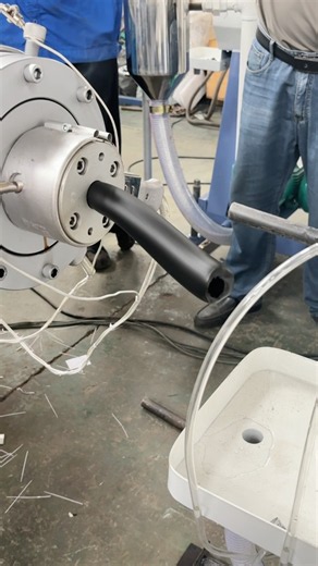 Cómo trabaja la máquina y molde de tubería de polietileno (PE pipe production line)