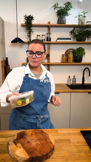 ASIATISK AGURKESALAT 🥒 Det perfekte friske tilbehør til dine favoritter fra det asiatiske køkken - især hver er nudler eller ris på tallerknen 🍜 💡Gem opskriften. Find opskriften på www.nemlig.com 'asiatisk agurkesalat' eller 👉 https://bit.ly/47WDUrg Tip! Vil du have den ekstra spicy, kan du tilføje lidt Sriracha 🌶️ #asiatisk #agurkesalat #nemmad #howto | nemlig
