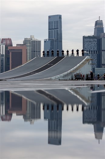 HMS Prince of Wales made an impressive debut in Singapore as the Carrier Strike Group begins a series of high-profile visits across South-east Asia. 🔗https://www.royalnavy.mod.uk/news/2025/june/23/20250624-flagship-debuts-in-singapore-as-carrier-group-begins-key-south-east-asia-visits | Royal Navy