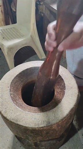 From Roasted Beans to Coffee Powder | Manual Grinding Process 🌿☕