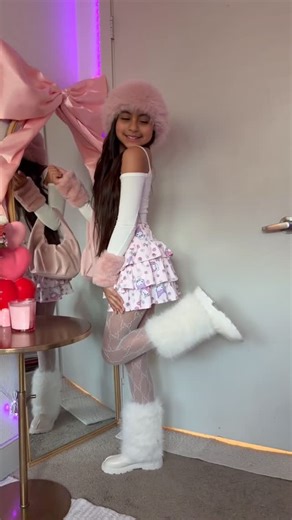 Mia Naomi on Instagram: "Feeling a little extra cutesy💅🏻💘💖🩷 Happy Frida Babes🫶🏻 #reels #reelstofeel #fyp #explorereels #grwm"