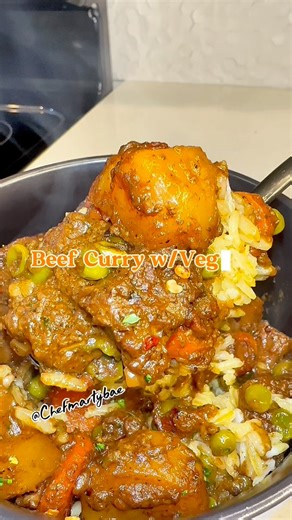 Beef Curry w/Veggies Additional things I added: •1/2 cup petite diced tomatoes •1/3cup sweet peas (added last 10mins of cooking process) Seasonings: •Curry powder •Garam Masala •Chili Powder •Thyme •Oregano •KINDER’S the blend seasoning ❤️I paired this w/ Garlic Naan Bread😋 #beef #chefmartybae #easyrecipe #CurryLovers #comfortfood #yum #WeeknightDinner | Chefmartybae