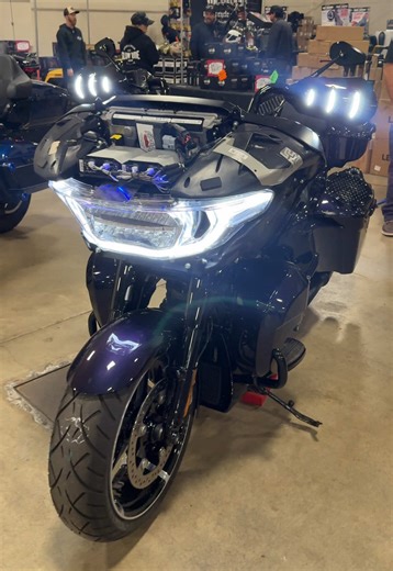 The game has officially changed… You’re looking at six 8 inch & two 6.5 inch @cicada_audio speakers installed into @advanblack tour pack, bag lids & lower fairings. When this system is turned up it literally shakes the floor. If you want your Harley Davidson bagger to look & sound like this then we can make that happen! Ready to upgrade your Harley with Cicada speakers & Advanblack parts? Give one of our Harley audio experts a call and they will put together a perfect audio system quote for your