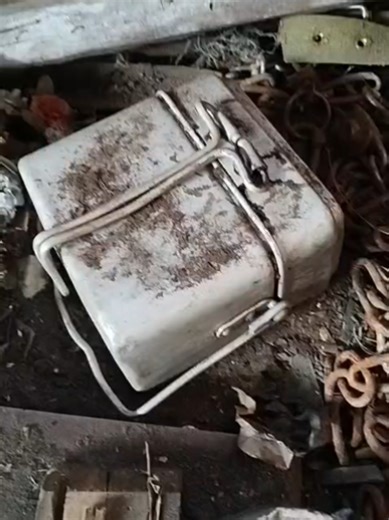 Discovering a 1939 French Mess Kit in an Old House