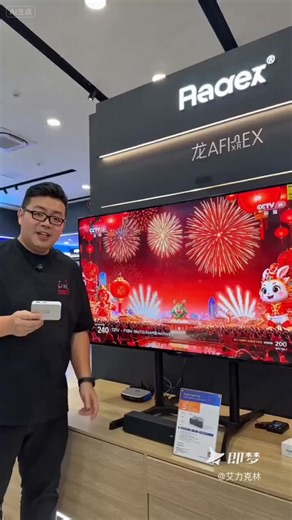 最近全球电子晶片因为AI需求价格飙升！ 所以所有电子产品都会大幅度起价哦！ 如何选择电视盒避雷？买到水机！ 为什么那么多人售卖要选择我们呢？ 🔥我们是售卖10年全球🌐官方指定信誉商家代理 （每一代盒子宣传图都有位带眼镜👓的家伙就是我） 🔥100%官方货源，不为了牟利，售卖海外版水货 让顾客购买后被锁机，然后找不到人售后而成为 #售后孤儿（机被锁🔒了是无法解锁的） 🔥Facebook主页有顾客真心购买后的推荐点评，不会售后不理，不会拿自己9年售卖累计的信誉典当！买的安心用的开心！ 🔥在KL的朋友想当天拿可以Lalamove，在新加坡朋友也可以购买直接快递📦发货给你🤲（新加坡能用）#服务不分距离 🔥非人为照成1年Warranty，厂家1对1对换，不存在维修赔付 XY官方群创群群主: https://www.facebook.com/groups/660809606950958/?ref=share&mibextid=NSMWBT #买的安心用的开心😁 ✅ 升级 A35 高性能芯片 相比上一代，运行速度更快，整体性能与流畅度大幅提升 ⏱️ 开机约 20 多秒 📱 系统