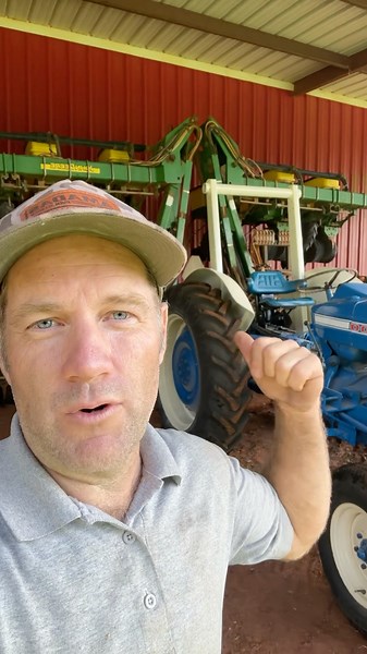 Ford 4000 v. 12 row planters